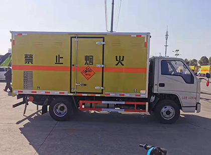 安吉爆破器材运输车工人安全操作规范与智能技术保障